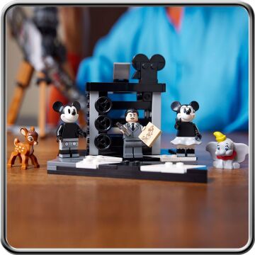 LEGO® ǀ Disney Walt Disney Hatırası Kamera 43230 - Yetişkinler için Disney’in 100. Yıl Dönümüne Özel Yaratıcı Koleksiyonluk ve Sergilenebilir Model Yapım Seti (811 Parça)