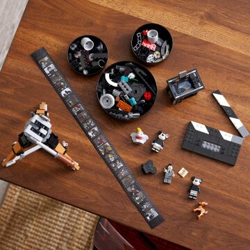 LEGO® ǀ Disney Walt Disney Hatırası Kamera 43230 - Yetişkinler için Disney’in 100. Yıl Dönümüne Özel Yaratıcı Koleksiyonluk ve Sergilenebilir Model Yapım Seti (811 Parça)