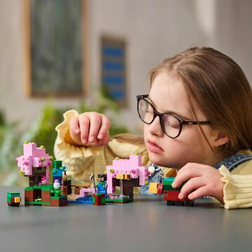 LEGO Minecraft Kiraz Çiçeği Bahçesi 21260-8 Yaş ve Üzeri Macera Oyunları Seven Çocuklar İçin Sniffer, Zombi ve Arı İçeren Yaratıcı Oyuncak Yapım Seti (304 Parça)