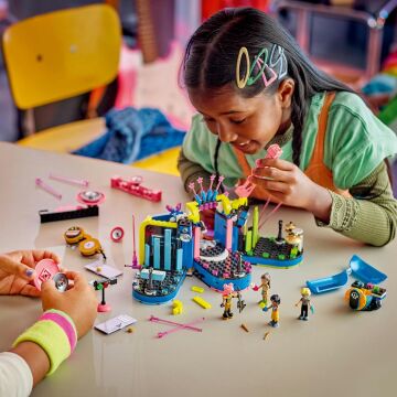 LEGO Friends Heartlake City Müzik Yarışması 42616-7 Yaş ve Üzeri Çocuklar için 4 Minifigür İçeren Yaratıcı Oyuncak Yapım Seti (669 Parça)