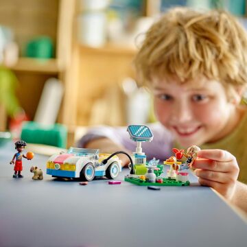 LEGO Friends Elektrikli Araba ve Şarj İstasyonu 42609-6 Yaş ve Üzeri Çocuklar için Zac ve Nova Minifigürü İçeren Yaratıcı Oyuncak Yapım Seti (170 Parça)