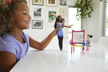 Barbie ve Meslekleri Oyun Seti - Resim Öğretmeni, Siyah Saçlı DHB63 - GJM30