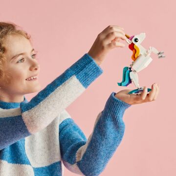 LEGO Creator Sihirli Tek Boynuzlu At 31140-7 Yaş ve Üzeri Çocuklar İçin Tek Boynuzlu At, Denizatı ve Tavus Kuşu İçeren Yaratıcı Oyuncak Yapım Seti (145 Parça)