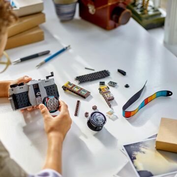 LEGO Creator Retro Fotoğraf Makinesi 31147-8 Yaş ve Üzeri Çocuklar için Televizyon ve Video Kamera Model Seçenekleri İçeren 3’ü 1 Arada Yaratıcı Oyuncak Yapım Seti (261 Parça)