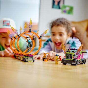 LEGO City Gösteri Kamyonu ve Ateş Çemberi Yarışması 60357-6 Yaş ve Üzeri Çocuklar İçin Motosikletli Minifigür İçeren Yaratıcı Oyuncak Yapım Seti (479 Parça)
