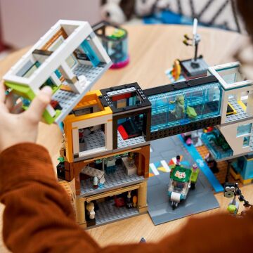 LEGO City Şehir Merkezi 60380 - 8 Yaş ve Üzeri Çocuklar İçin Çok Özellikli, Yeniden Yapılandırılabilir, Modüler Oyun Seti İçeren Yaratıcı Oyuncak Yapım Seti (2.010 Parça)