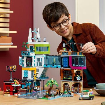 LEGO City Şehir Merkezi 60380 - 8 Yaş ve Üzeri Çocuklar İçin Çok Özellikli, Yeniden Yapılandırılabilir, Modüler Oyun Seti İçeren Yaratıcı Oyuncak Yapım Seti (2.010 Parça)