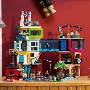 LEGO City Şehir Merkezi 60380 - 8 Yaş ve Üzeri Çocuklar İçin Çok Özellikli, Yeniden Yapılandırılabilir, Modüler Oyun Seti İçeren Yaratıcı Oyuncak Yapım Seti (2.010 Parça)