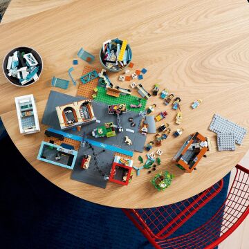 LEGO City Şehir Merkezi 60380 - 8 Yaş ve Üzeri Çocuklar İçin Çok Özellikli, Yeniden Yapılandırılabilir, Modüler Oyun Seti İçeren Yaratıcı Oyuncak Yapım Seti (2.010 Parça)