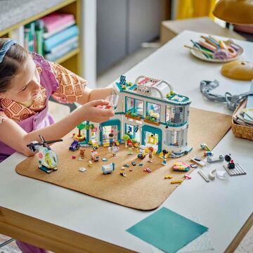 LEGO Friends Heartlake City Hastanesi 42621-7 Yaş ve Üzeri Çocuklar için Helikopter Modeli İçeren Yaratıcı Oyuncak Yapım Seti (1045 Parça)