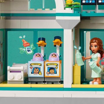 LEGO Friends Heartlake City Hastanesi 42621-7 Yaş ve Üzeri Çocuklar için Helikopter Modeli İçeren Yaratıcı Oyuncak Yapım Seti (1045 Parça)