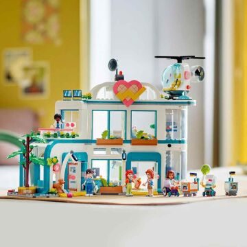 LEGO Friends Heartlake City Hastanesi 42621-7 Yaş ve Üzeri Çocuklar için Helikopter Modeli İçeren Yaratıcı Oyuncak Yapım Seti (1045 Parça)