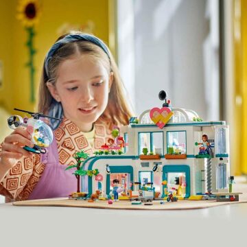 LEGO Friends Heartlake City Hastanesi 42621-7 Yaş ve Üzeri Çocuklar için Helikopter Modeli İçeren Yaratıcı Oyuncak Yapım Seti (1045 Parça)
