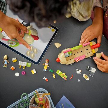 LEGO Friends Sosisli Sandviç Arabası 42633-4 Yaş ve Üzeri Çocuklar için Mini Bebek İçeren Yaratıcı Oyuncak Yapım Seti (100 Parça)