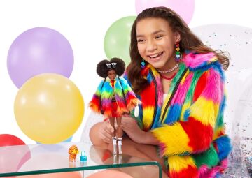 Barbie Extra - Gökkuşağı Renkli Ceketli Bebek, Fino Figürü İle, 3-9 Yaş Arası Kızlar İçin İdeal Bir Hediye GVR04